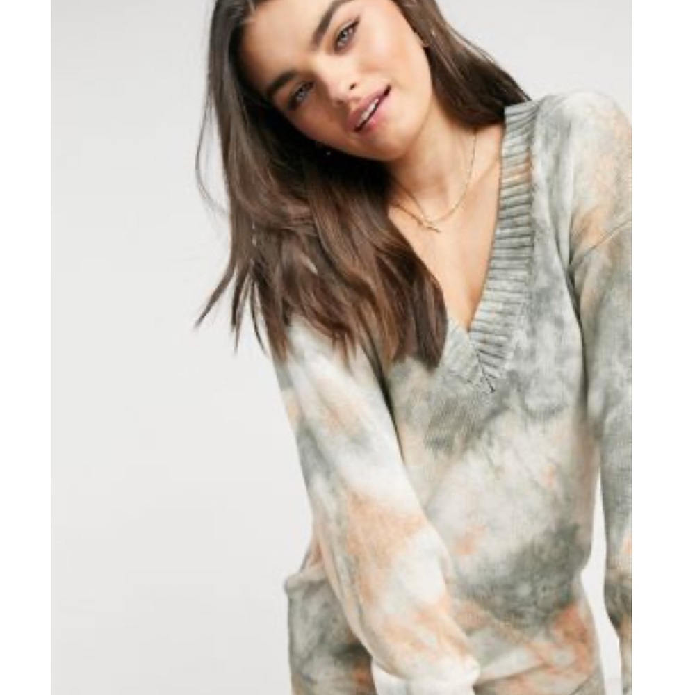 Urban Outfitters Skylar Rose relaxed v-neck knitted Sweater Small